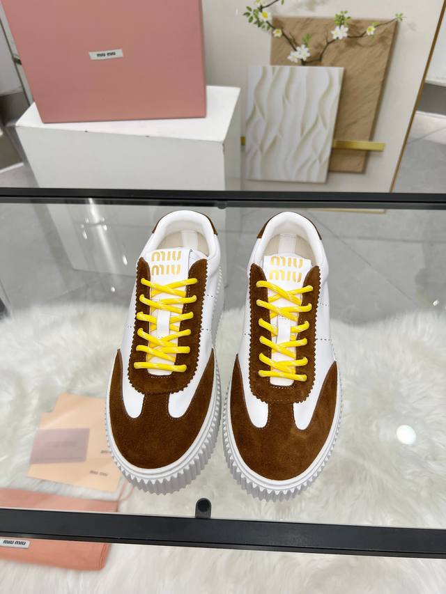 实价 缪缪Miumiu新款上市 Miumiu25年新款 厚底饼干鞋 最新走秀款，经典升级 舒适度与时髦度并存 每个颜色搭配都好看，设计搭配不同风格需求 鞋面：原