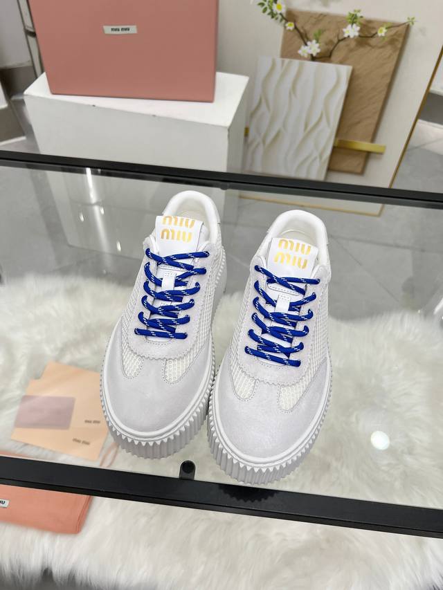 实价 缪缪Miumiu新款上市 Miumiu25年新款 厚底饼干鞋 最新走秀款，经典升级 舒适度与时髦度并存 每个颜色搭配都好看，设计搭配不同风格需求 鞋面：原