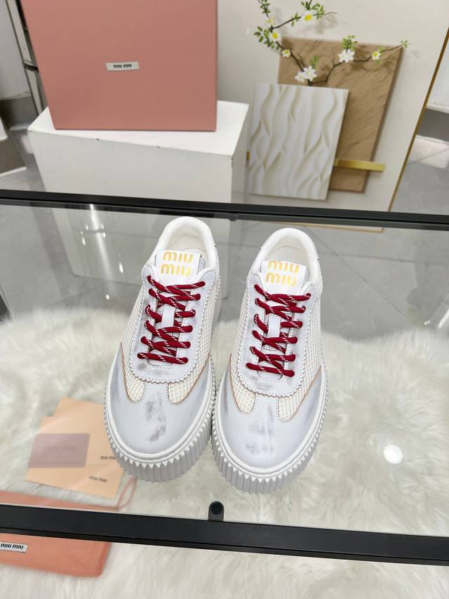 实价 缪缪Miumiu新款上市 Miumiu25年新款 厚底饼干鞋 最新走秀款，经典升级 舒适度与时髦度并存 每个颜色搭配都好看，设计搭配不同风格需求 鞋面：原