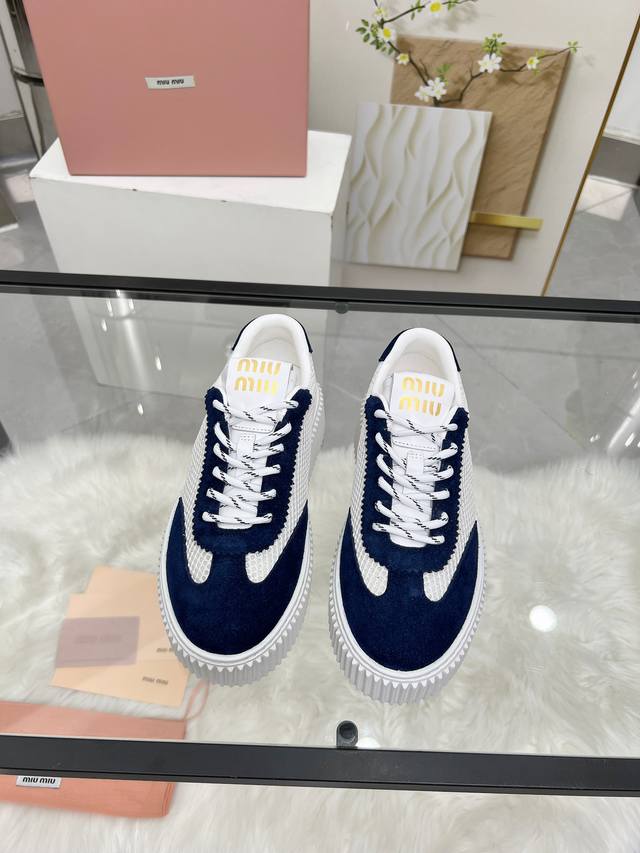 实价 缪缪Miumiu新款上市 Miumiu25年新款 厚底饼干鞋 最新走秀款，经典升级 舒适度与时髦度并存 每个颜色搭配都好看，设计搭配不同风格需求 鞋面：原