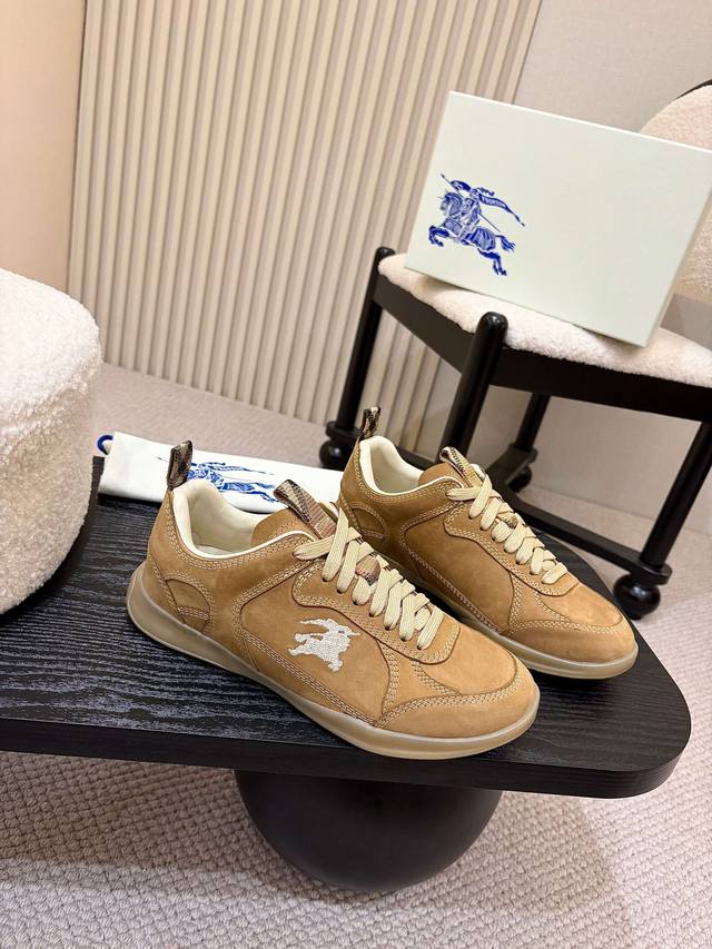 出厂价Pp男款, Burberry休闲爆款运动鞋，首次亮相于品牌 2025 夏季时装秀。选用意大利精制皮革面料打造，融入同色系缉明线细节，灵感源自运动风设计。搭