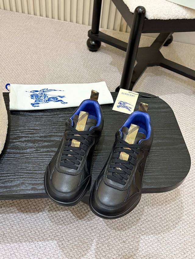 出厂价Pp男款, Burberry休闲爆款运动鞋，首次亮相于品牌 2025 夏季时装秀。选用意大利精制皮革面料打造，融入同色系缉明线细节，灵感源自运动风设计。搭