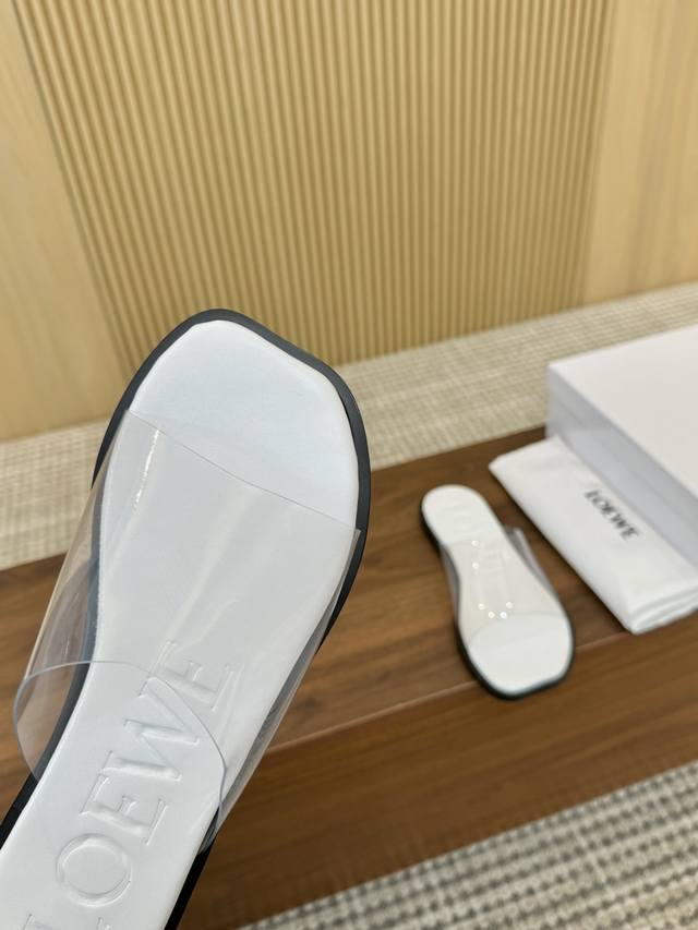 真皮大底210Loewe 罗意威 25Ss 春夏新品 拖鞋 疯狂种草简约设 计感觉更干净优雅 让你念念不忘 颜色也很耐看漂亮、 上脚瞬间气质十足气场 简直无敌帅