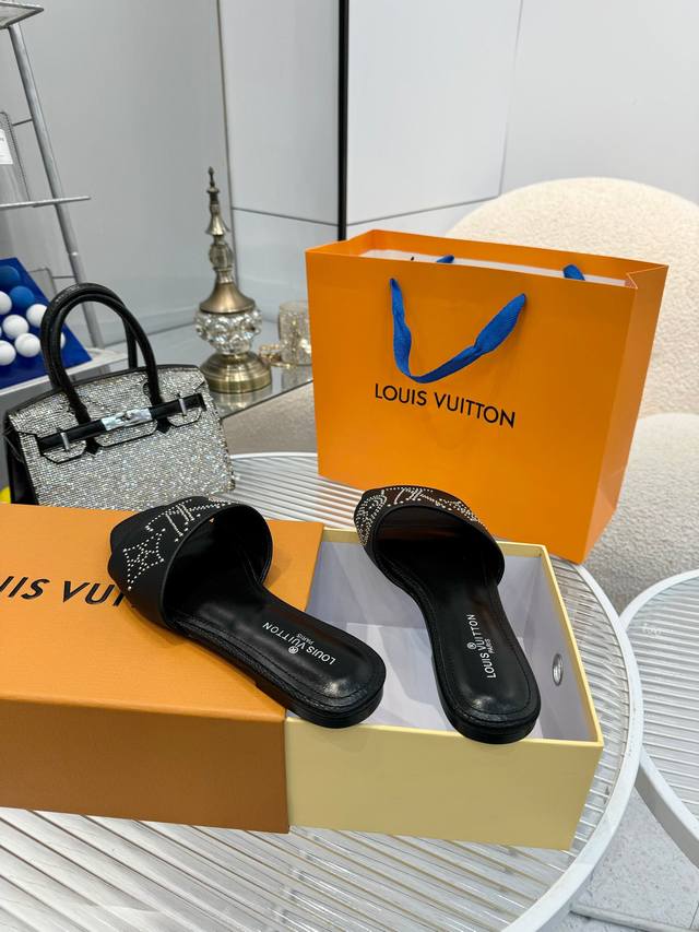 真皮大底210 Lv 路易威登 2025 早春新款 顶级版本 主打最新款 凉鞋半拖硬货上新Nw +代购级别！ 高级感十足！ 国內外博主刷爆的一款、 复古又 时髦
