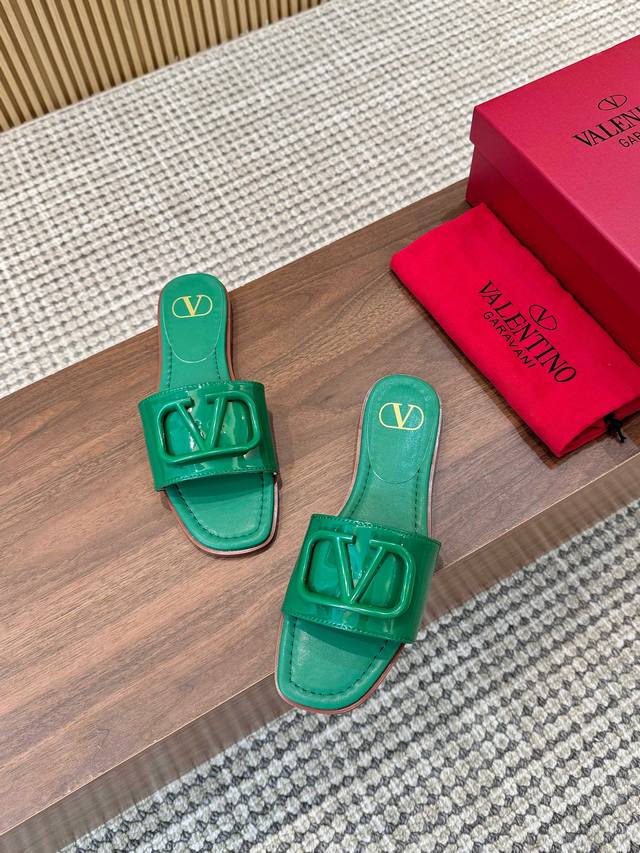 真皮大底210 春夏么吴千语 新款钱空し平底拖 鞋。鞋面3D压制大Logo 品牌标识。切边更是加上油边工艺 无毛刺更清爽。垫脚也是3D立体商标标识。鞋底采用意大