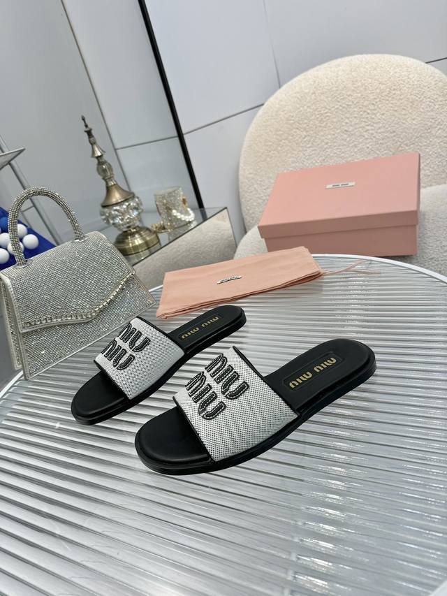 真皮大底210 Miu Miu 缪缪 25Ss 夏装新品 帆布 平底 拖鞋 这款凉鞋采用休闲帆布材质和精致皮革徽标细节、 鞋面饰有 皮革字母徽标、 平底一字潮、