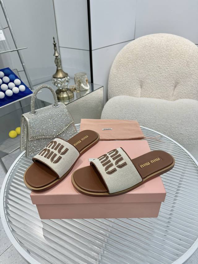 真皮大底210 Miu Miu 缪缪 25Ss 夏装新品 帆布 平底 拖鞋 这款凉鞋采用休闲帆布材质和精致皮革徽标细节、 鞋面饰有 皮革字母徽标、 平底一字潮、