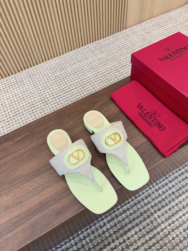 真皮大底210Valentino 华伦天奴 25Ss 2025春夏新品 Signature金属V扣人字拖 上新 Valentino Garavani 的经典 R