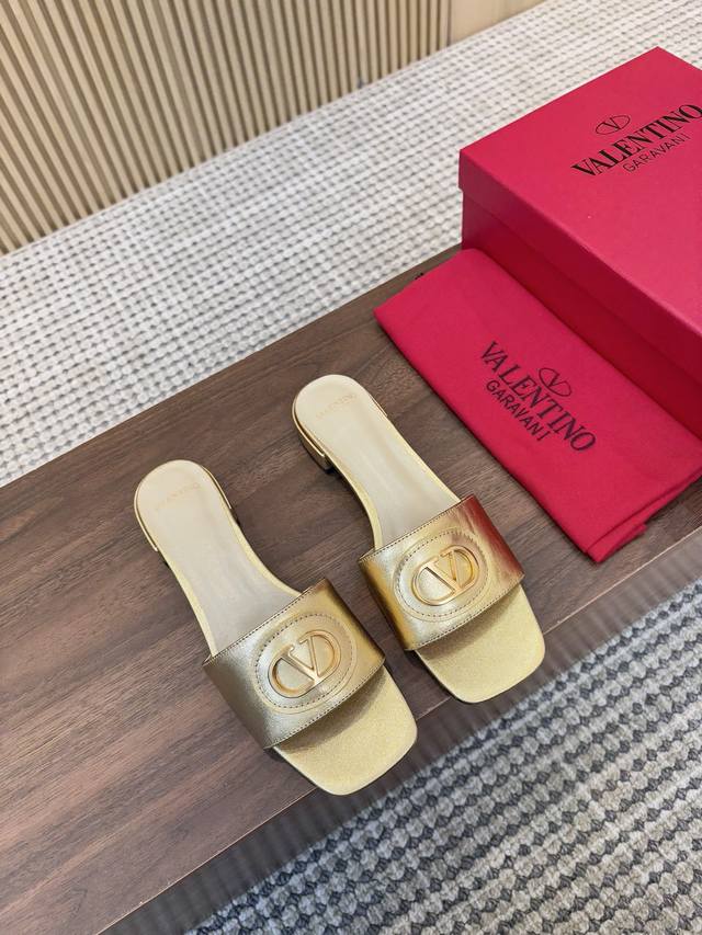 真皮大底210Valentino 华伦天奴 25Ss 2025春夏新品 Signature金属V扣人字拖 上新 Valentino Garavani 的经典 R