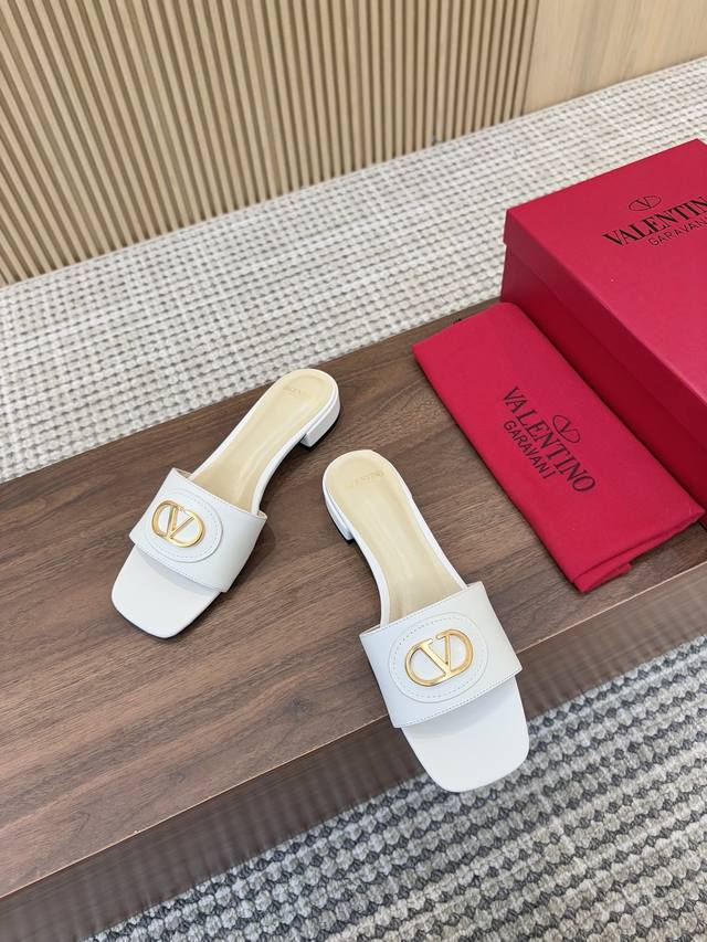 真皮大底210Valentino 华伦天奴 25Ss 2025春夏新品 Signature金属V扣人字拖 上新 Valentino Garavani 的经典 R