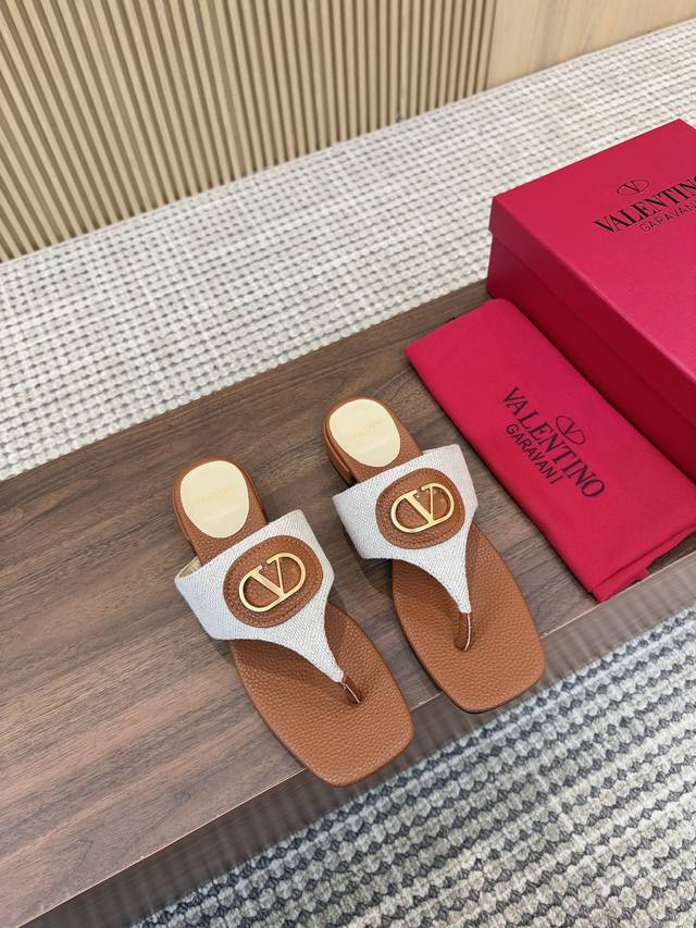 真皮大底210Valentino 华伦天奴 25Ss 2025春夏新品 Signature金属V扣人字拖 上新 Valentino Garavani 的经典 R