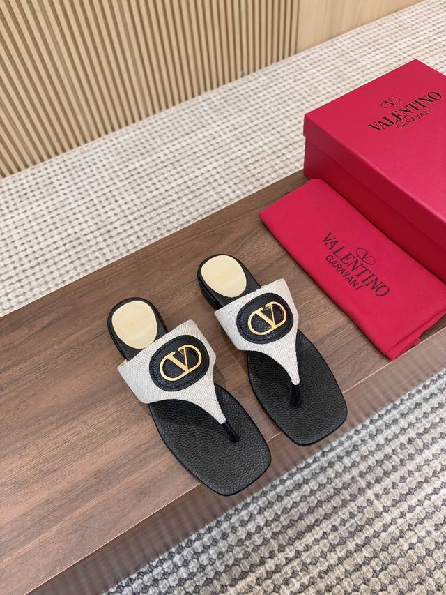 真皮大底210Valentino 华伦天奴 25Ss 2025春夏新品 Signature金属V扣人字拖 上新 Valentino Garavani 的经典 R