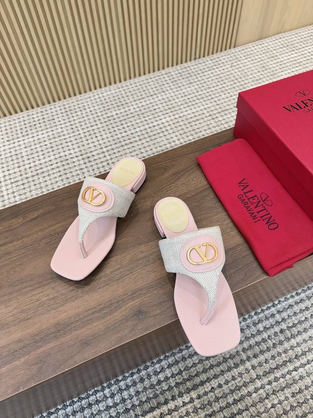 真皮大底210Valentino 华伦天奴 25Ss 2025春夏新品 Signature金属V扣人字拖 上新 Valentino Garavani 的经典 R