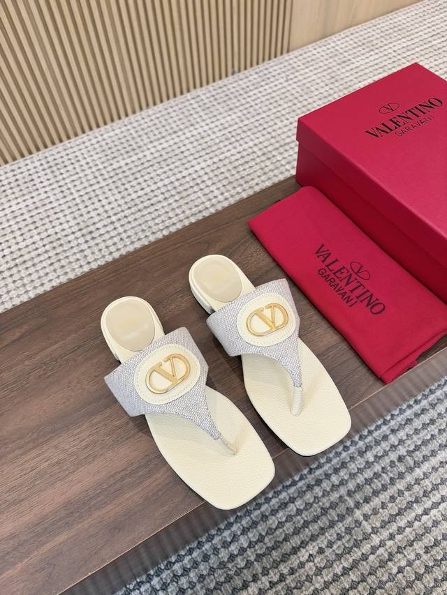 真皮大底200 G家新款小拖鞋出货啦、 , 上脚超美、 女士们春天的第一双 鞋、 穿着舒适上档次、 配上G家经典的双G扣、 美不胜收、 面料超软羊漆皮、 内里垫