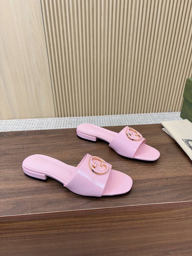 真皮大底200 G家新款小拖鞋出货啦、 , 上脚超美、 女士们春天的第一双 鞋、 穿着舒适上档次、 配上G家经典的双G扣、 美不胜收、 面料超软羊漆皮、 内里垫