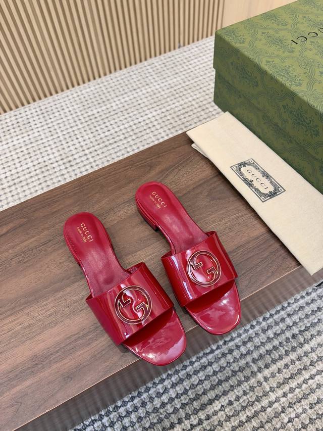 真皮大底200 G家新款小拖鞋出货啦、 , 上脚超美、 女士们春天的第一双 鞋、 穿着舒适上档次、 配上G家经典的双G扣、 美不胜收、 面料超软羊漆皮、 内里垫