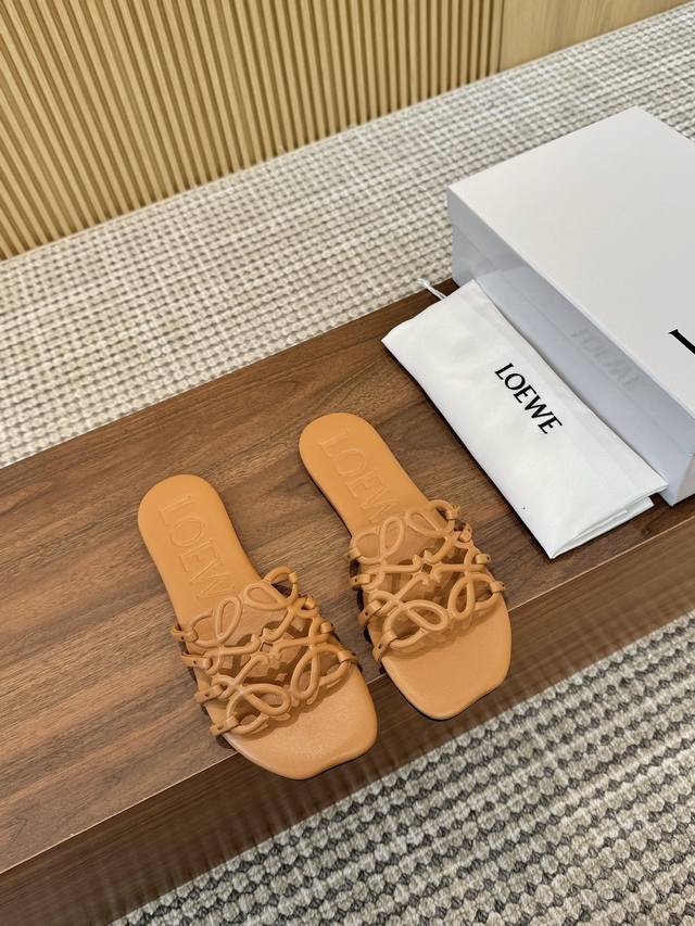 真皮大底210 2025最新罗意威Loewe , 夏季限定搂 空拖鞋、 上脚真的太美了！ 强烈推荐、 超级懒人拖、明 星博主同款！ 面料： 进口羊皮 黑、 白、