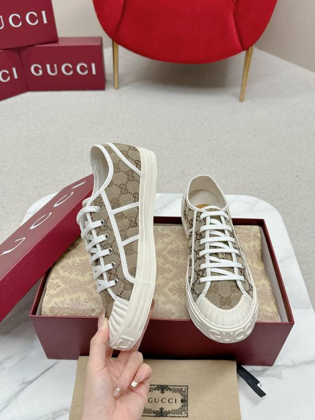 Gucci 最新款帆布鞋春夏季最热门牛仔帐布鞋，休闲平板鞋 经典升级更耐看，上脚舒适 面料:牛仔帆布面 内里:透气布内里，中间层贴Pu皮 里外布面都不会皱 大底