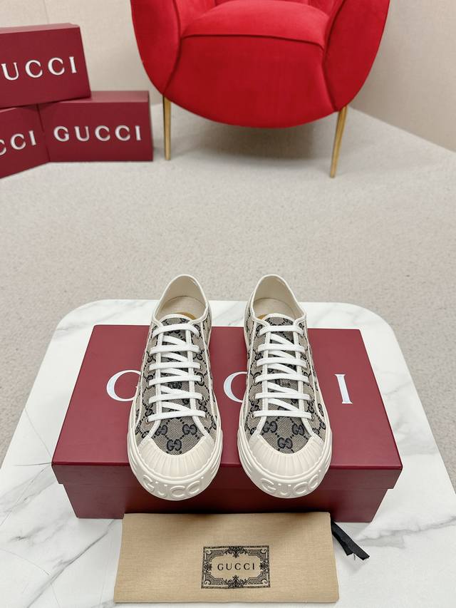 Gucci 最新款帆布鞋春夏季最热门牛仔帐布鞋，休闲平板鞋 经典升级更耐看，上脚舒适 面料:牛仔帆布面 内里:透气布内里，中间层贴Pu皮 里外布面都不会皱 大底