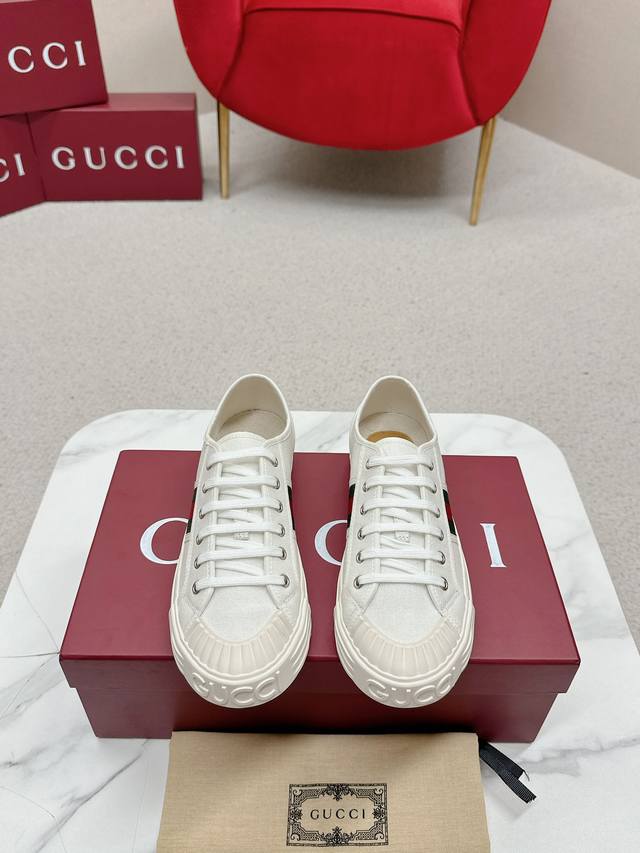 Gucci 最新款帆布鞋春夏季最热门牛仔帐布鞋，休闲平板鞋 经典升级更耐看，上脚舒适 面料:牛仔帆布面 内里:透气布内里，中间层贴Pu皮 里外布面都不会皱 大底