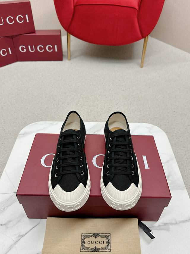 Gucci 最新款帆布鞋春夏季最热门牛仔帐布鞋，休闲平板鞋 经典升级更耐看，上脚舒适 面料:牛仔帆布面 内里:透气布内里，中间层贴Pu皮 里外布面都不会皱 大底