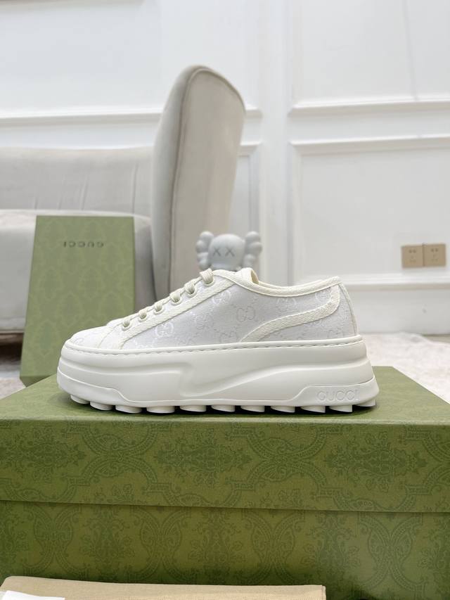 顶级版本 Gucci 1977 休闲厚底鞋 早春爆款推荐，原版鞋底、原版面料、原版套楦工艺折骨！重工刺绣追求极致！ 面料：特定双G刺绣材料 印花材料 条纹提花织