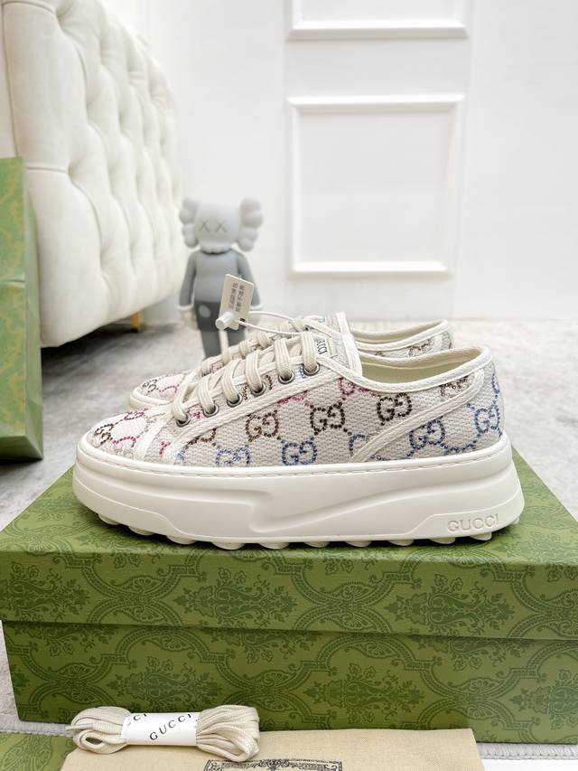 顶级版本 Gucci 1977 休闲厚底鞋 早春爆款推荐，原版鞋底、原版面料、原版套楦工艺折骨！重工刺绣追求极致！ 面料：特定双G刺绣材料 印花材料 条纹提花织