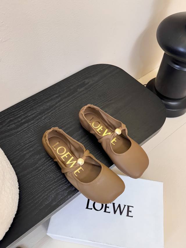 顶级版本 罗意威-Loewe] 火爆新款 配合整体原版 桓型、 时尚而个性好穿 颜色超赞 .面料： 头层软羊皮 ○内里： 水染羊皮 .垫脚： 水染羊皮 .大底：