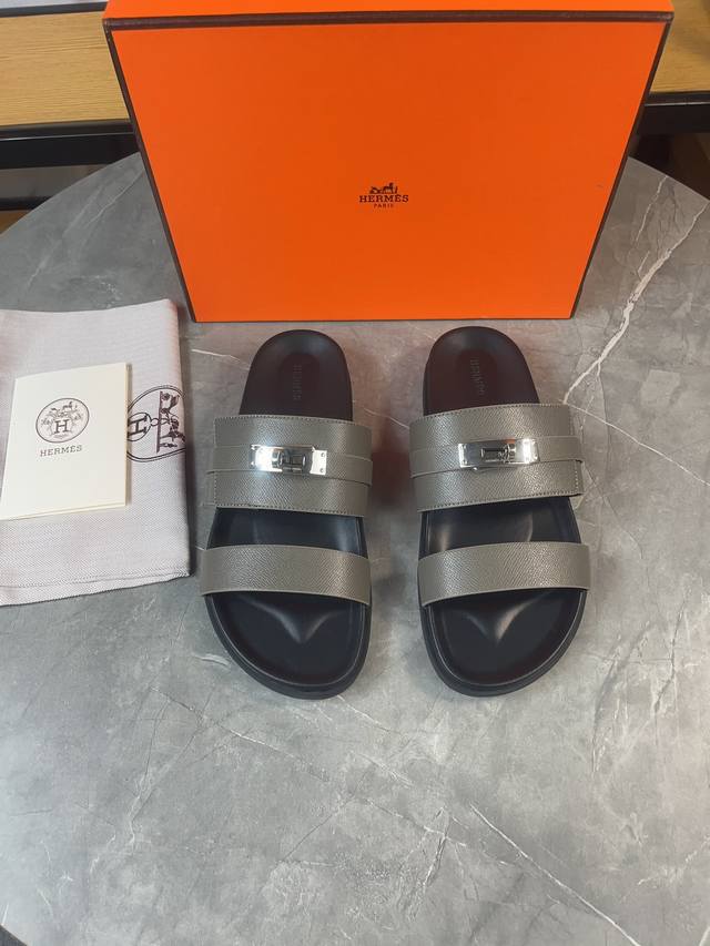 H家经典 情侣款 皮带扣 二舅拖 Hermes 爱马仕春夏凉拖系列！ 经典款型 一直都很火爆的二舅拖鞋- 凉鞋,随意各种搭配都很棒！！！ 鞋面：进口掌纹Pu面
