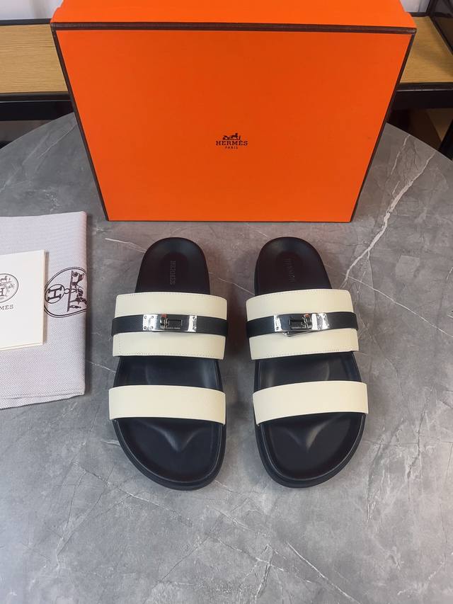H家经典 情侣款 皮带扣 二舅拖 Hermes 爱马仕春夏凉拖系列！ 经典款型 一直都很火爆的二舅拖鞋- 凉鞋,随意各种搭配都很棒！！！ 鞋面：进口掌纹Pu面