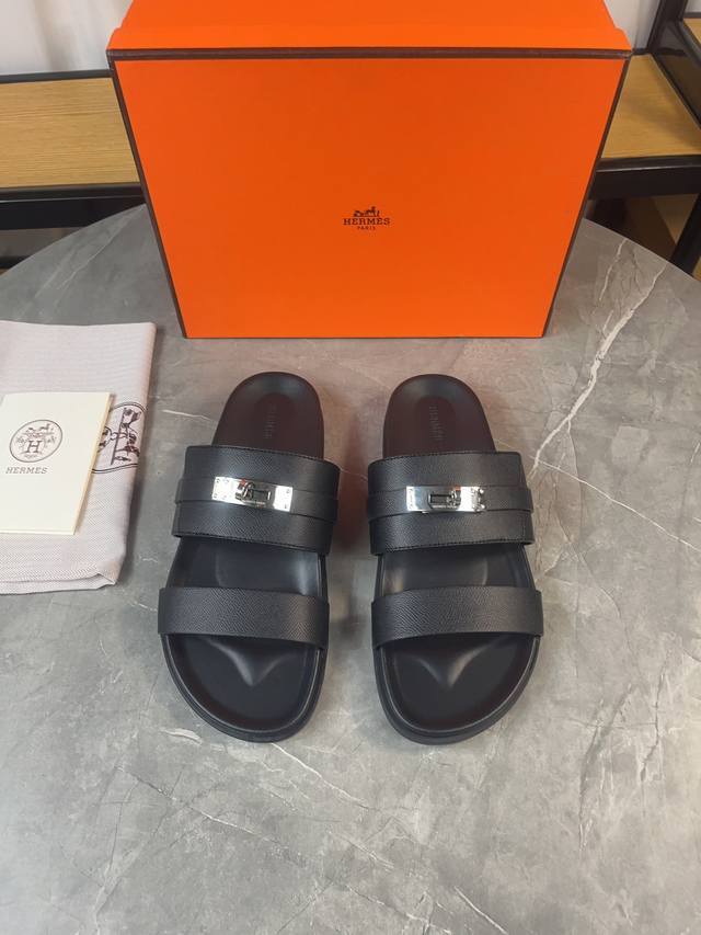H家经典 情侣款 皮带扣 二舅拖 Hermes 爱马仕春夏凉拖系列！ 经典款型 一直都很火爆的二舅拖鞋- 凉鞋,随意各种搭配都很棒！！！ 鞋面：进口掌纹Pu面