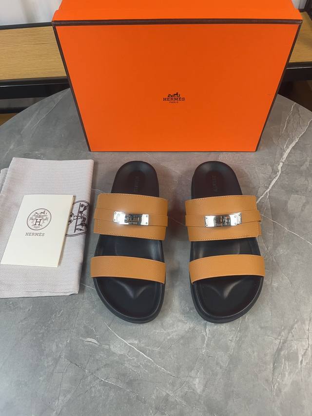 H家经典 情侣款 皮带扣 二舅拖 Hermes 爱马仕春夏凉拖系列！ 经典款型 一直都很火爆的二舅拖鞋- 凉鞋,随意各种搭配都很棒！！！ 鞋面：进口掌纹Pu面