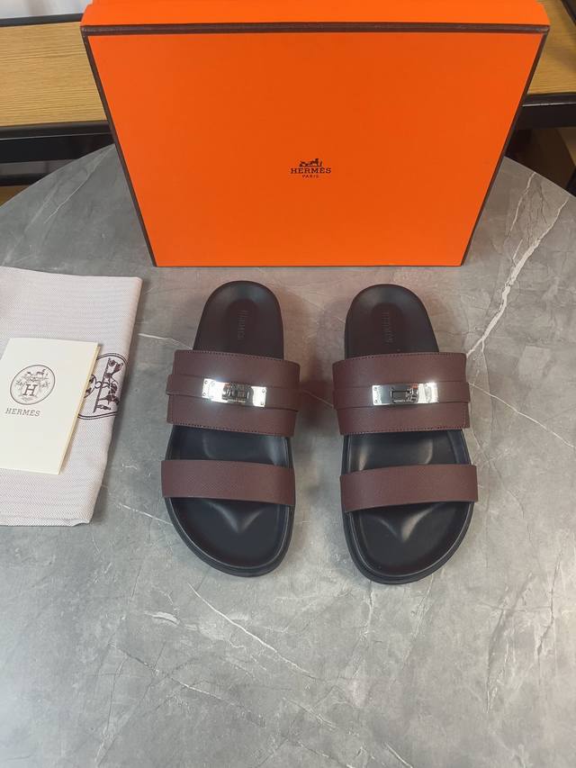 H家经典 情侣款 皮带扣 二舅拖 Hermes 爱马仕春夏凉拖系列！ 经典款型 一直都很火爆的二舅拖鞋- 凉鞋,随意各种搭配都很棒！！！ 鞋面：进口掌纹Pu面