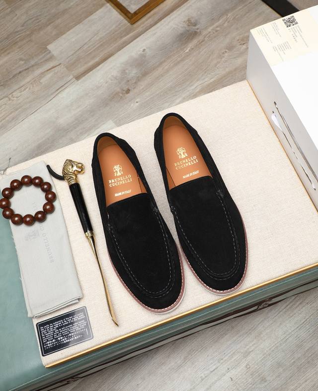 出厂价P .Bc新品 Brunello Cucinell* 休闲皮鞋 经典纱线激发了这款运动鞋的精致与运动品味。高丝光牛反绒鞋面极致轻盈且富有弹性，鞋子两侧显示