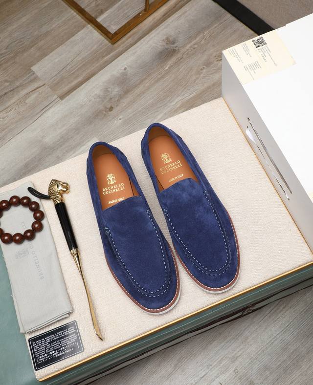 出厂价P .Bc新品 Brunello Cucinell* 休闲皮鞋 经典纱线激发了这款运动鞋的精致与运动品味。高丝光牛反绒鞋面极致轻盈且富有弹性，鞋子两侧显示