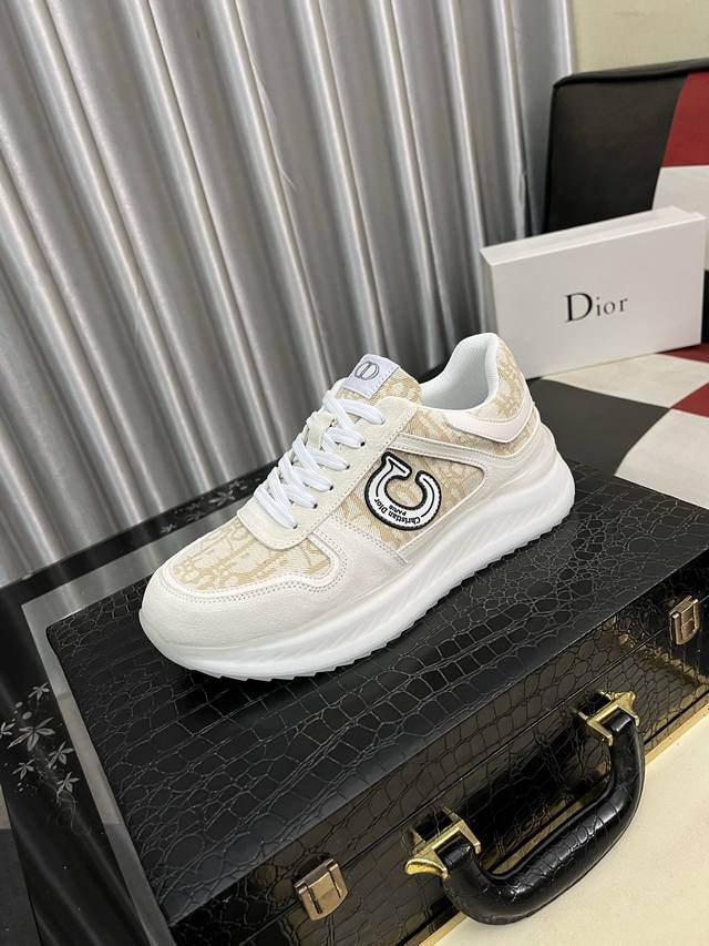 出厂价Pp： Christian Dior 迪奥 休闲与运动的风格再融合老爹包底鞋的元素，成功的冲破了近些年来烂大街的老爹鞋风格，成为了奢侈品中一道亮丽的风景线