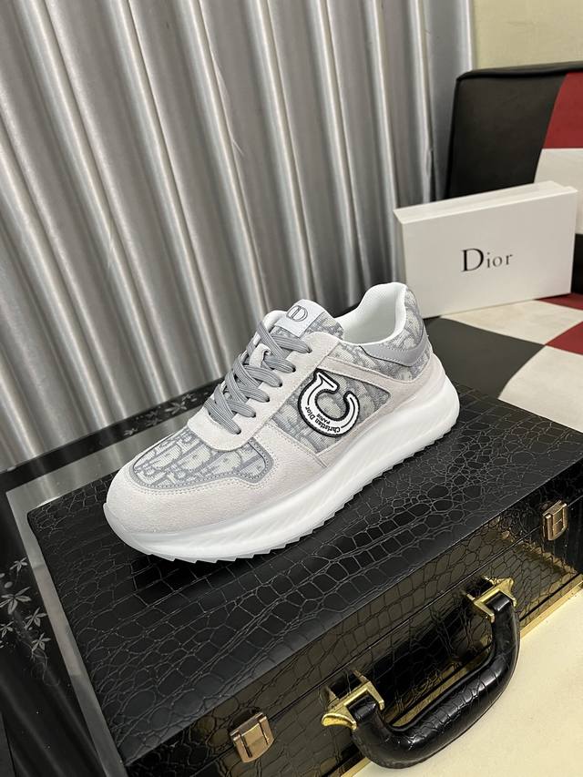 出厂价Pp： Christian Dior 迪奥 休闲与运动的风格再融合老爹包底鞋的元素，成功的冲破了近些年来烂大街的老爹鞋风格，成为了奢侈品中一道亮丽的风景线