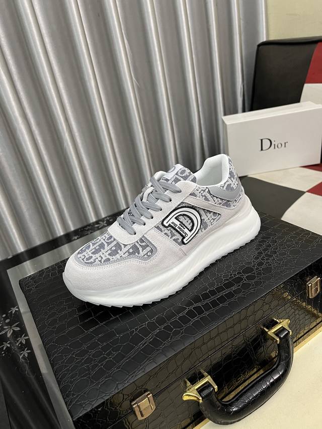 出厂价Pp： Christian Dior 迪奥 休闲与运动的风格再融合老爹包底鞋的元素，成功的冲破了近些年来烂大街的老爹鞋风格，成为了奢侈品中一道亮丽的风景线