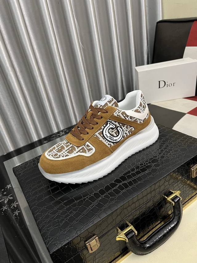 出厂价Pp： Christian Dior 迪奥 休闲与运动的风格再融合老爹包底鞋的元素，成功的冲破了近些年来烂大街的老爹鞋风格，成为了奢侈品中一道亮丽的风景线