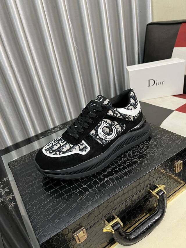 出厂价Pp： Christian Dior 迪奥 休闲与运动的风格再融合老爹包底鞋的元素，成功的冲破了近些年来烂大街的老爹鞋风格，成为了奢侈品中一道亮丽的风景线