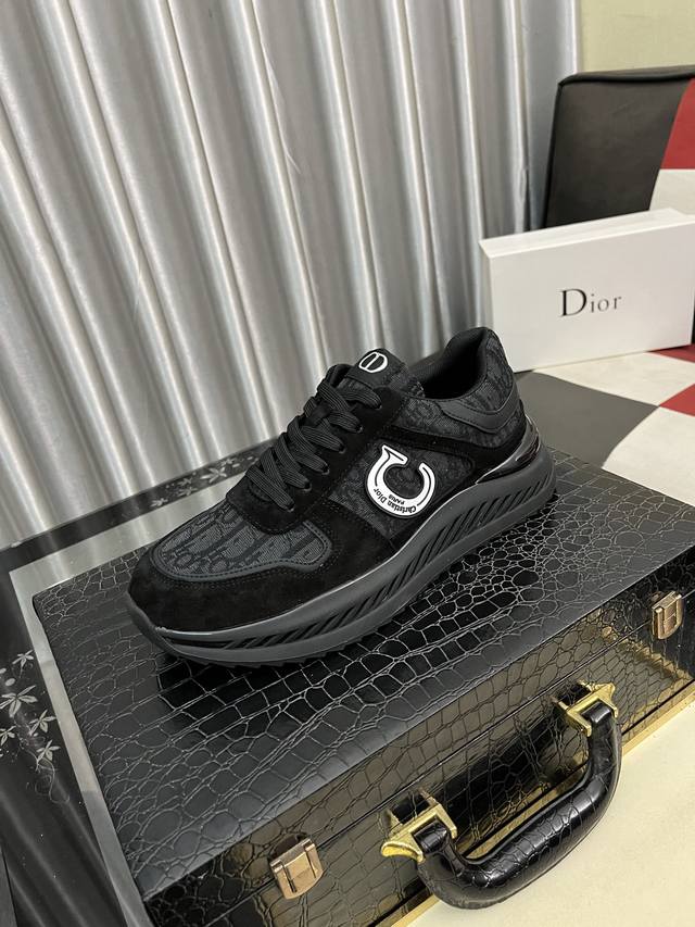 出厂价Pp： Christian Dior 迪奥 休闲与运动的风格再融合老爹包底鞋的元素，成功的冲破了近些年来烂大街的老爹鞋风格，成为了奢侈品中一道亮丽的风景线