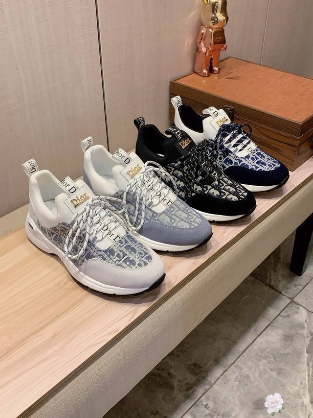 新款: 厂价 Boss* 最新爆款休闲鞋，顶端品牌 奢侈～代购，顶级～质量。 鞋面選用进口透气牛皮搭配布料材质透气羊皮垫脚 精细做工。原版个性时尚柔软橡膠耐磨防