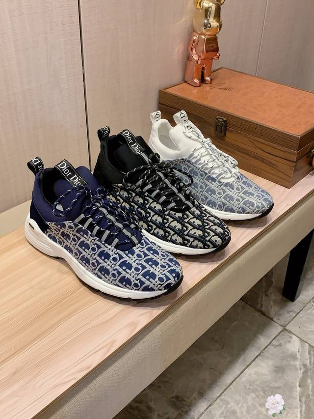 新款: 厂价 Boss* 最新爆款休闲鞋，顶端品牌 奢侈～代购，顶级～质量。 鞋面選用进口透气牛皮搭配布料材质透气羊皮垫脚 精细做工。原版个性时尚柔软橡膠耐磨防