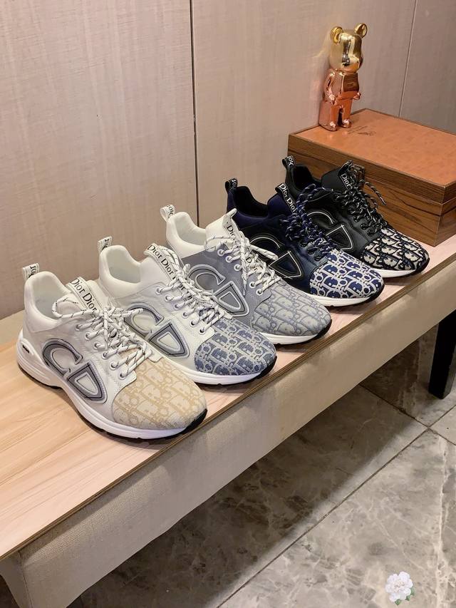 新款: 厂价 Boss* 最新爆款休闲鞋，顶端品牌 奢侈～代购，顶级～质量。 鞋面選用进口透气牛皮搭配布料材质透气羊皮垫脚 精细做工。原版个性时尚柔软橡膠耐磨防