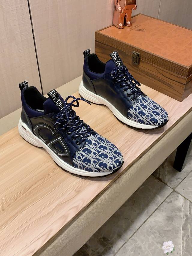 新款: 厂价 Boss* 最新爆款休闲鞋，顶端品牌 奢侈～代购，顶级～质量。 鞋面選用进口透气牛皮搭配布料材质透气羊皮垫脚 精细做工。原版个性时尚柔软橡膠耐磨防
