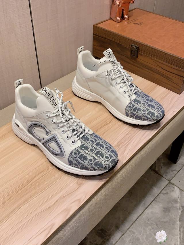 新款: 厂价 Boss* 最新爆款休闲鞋，顶端品牌 奢侈～代购，顶级～质量。 鞋面選用进口透气牛皮搭配布料材质透气羊皮垫脚 精细做工。原版个性时尚柔软橡膠耐磨防