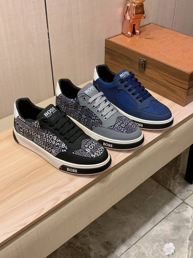 新款: 厂价 Boss* 最新爆款休闲鞋，顶端品牌 奢侈～代购，顶级～质量。 鞋面選用进口透气牛皮搭配布料材质透气羊皮垫脚 精细做工。原版个性时尚柔软橡膠耐磨防