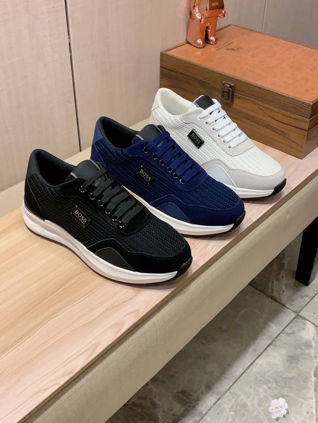 新款: 厂价 Boss* 最新爆款休闲鞋，顶端品牌 奢侈～代购，顶级～质量。 鞋面選用进口透气牛皮搭配布料材质透气羊皮垫脚 精细做工。原版个性时尚柔软橡膠耐磨防