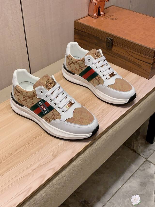 新款: 厂价 古奇Gucci* 最新爆款休闲鞋，顶端品牌 奢侈～代购，顶级～质量。 鞋面選用进口透气牛皮搭配布料材质透气羊皮垫脚 精细做工。原版个性时尚柔软橡膠