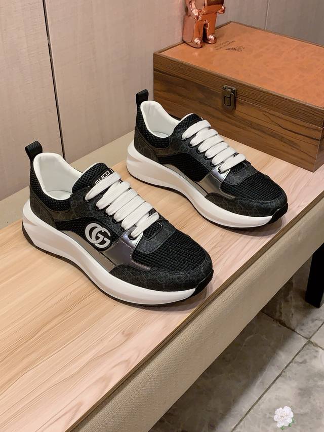 新款: 厂价 古奇Gucci* 最新爆款休闲鞋，顶端品牌 奢侈～代购，顶级～质量。 鞋面選用进口透气牛皮搭配布料材质透气羊皮垫脚 精细做工。原版个性时尚柔软橡膠